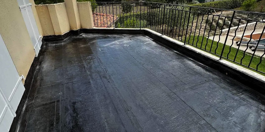 Pose d'un complexe d'étanchéité bi-couche et pose d'un carrelages sur plots réglables