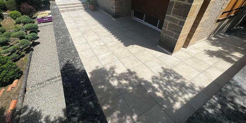 Pose d'un complexe d'étanchéité bi-couche et pose d'un carrelages sur plots réglables