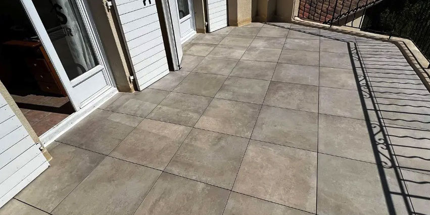 Pose d'un complexe d'étanchéité bi-couche et pose d'un carrelages sur plots réglables