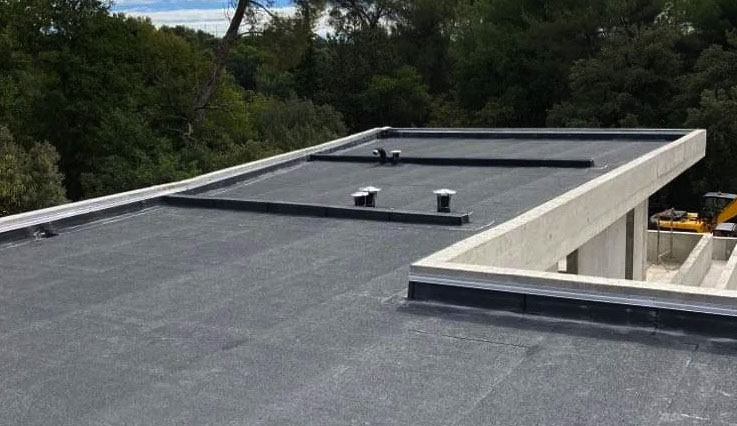 Pose d'un complexe d'étanchéité bi-couche et pose d'un carrelages sur plots réglables