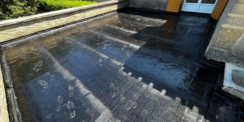 Pose d'un complexe d'étanchéité bi-couche et pose d'un carrelages sur plots réglables