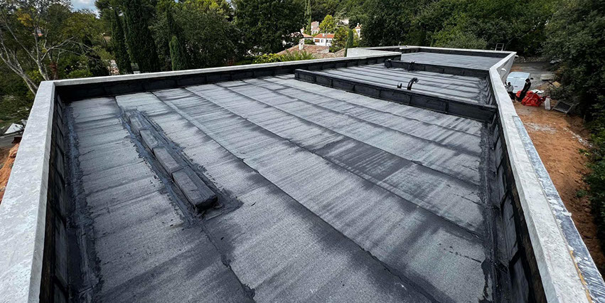 Pose d'un complexe d'étanchéité bi-couche et pose d'un carrelages sur plots réglables