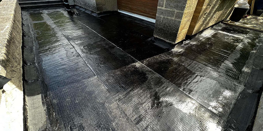 Pose d'un complexe d'étanchéité bi-couche et pose d'un carrelages sur plots réglables