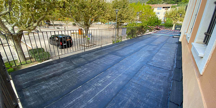 Pose d'un complexe d'étanchéité bi-couche et pose d'un carrelages sur plots réglables