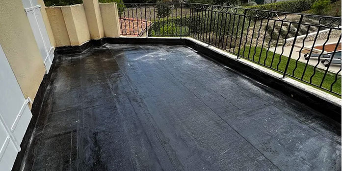 Pose d'un complexe d'étanchéité bi-couche et pose d'un carrelages sur plots réglables