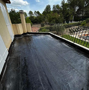 Pose d'un complexe d'étanchéité bi-couche et pose d'un carrelages sur plots réglables