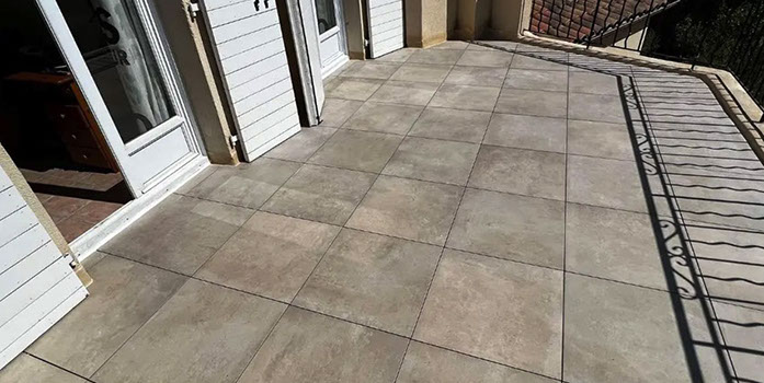 Pose d'un complexe d'étanchéité bi-couche et pose d'un carrelages sur plots réglables