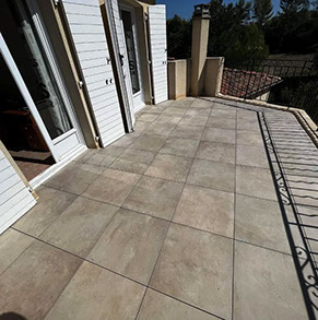 Pose d'un complexe d'étanchéité bi-couche et pose d'un carrelages sur plots réglables