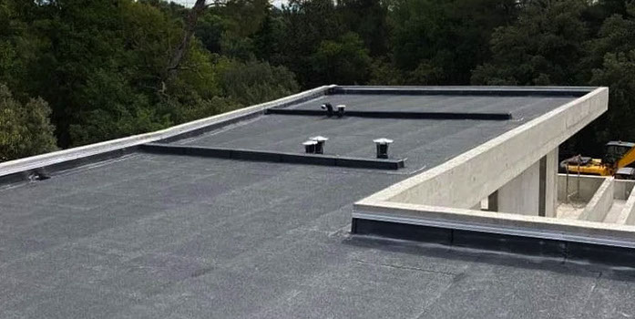 Pose d'un complexe d'étanchéité bi-couche et pose d'un carrelages sur plots réglables