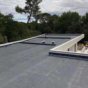 Pose d'un complexe d'étanchéité bi-couche et pose d'un carrelages sur plots réglables