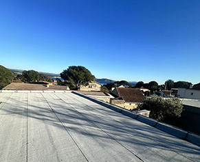 Pose d’une isolation polyuréthane épaisseur 120mm R=5,55 m2.K/w et d ‘une   Membrane d’étanchéité autocollante