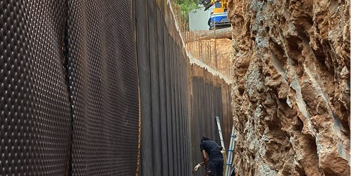 Pose d'un complexe d'étanchéité bi-couche et pose d'un carrelages sur plots réglables