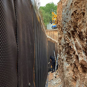 Pose d'un complexe d'étanchéité bi-couche et pose d'un carrelages sur plots réglables