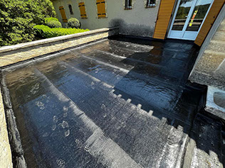 Pose d'un complexe d'étanchéité bi-couche et pose d'un carrelages sur plots réglables