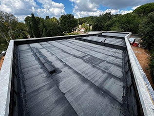 Pose d'un complexe d'étanchéité bi-couche et pose d'un carrelages sur plots réglables