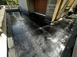 Pose d'un complexe d'étanchéité bi-couche et pose d'un carrelages sur plots réglables