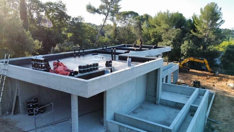 Pose d'un complexe d'étanchéité bi-couche et pose d'un carrelages sur plots réglables