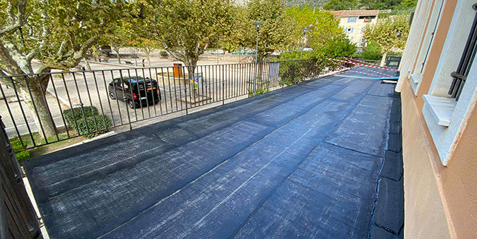 Pose d'un complexe d'étanchéité bi-couche et pose d'un carrelages sur plots réglables