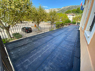 Pose d'un complexe d'étanchéité bi-couche et pose d'un carrelages sur plots réglables