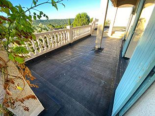 Pose d'un complexe d'étanchéité bicouche et pose d'un carrelage sur plots réglable