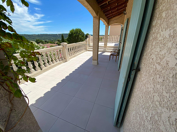 Pose d'un complexe d'étanchéité bicouche et pose d'un carrelage sur plots réglable