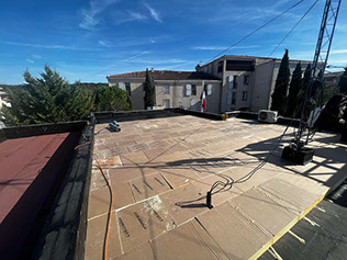 Pose d'un complexe d'étanchéité bi-couche et pose d'un carrelages sur plots réglables